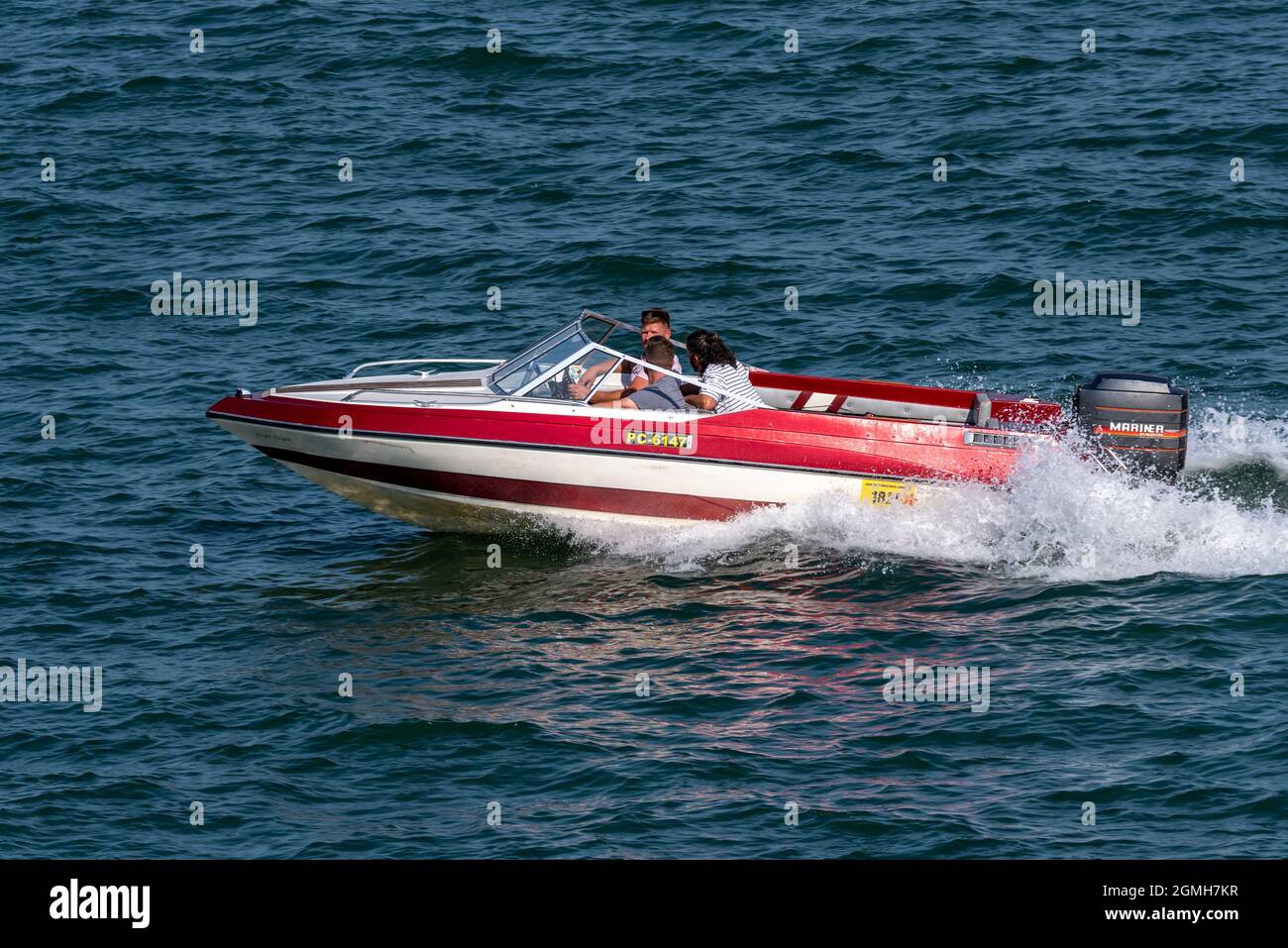 Hors de Southend on Sea, Essex, Royaume-Uni, en cours sur l'estuaire de la Tamise. bateau de moteur de forme classique avec un moteur hors-bord Mercure. Bateau à moteur Banque D'Images