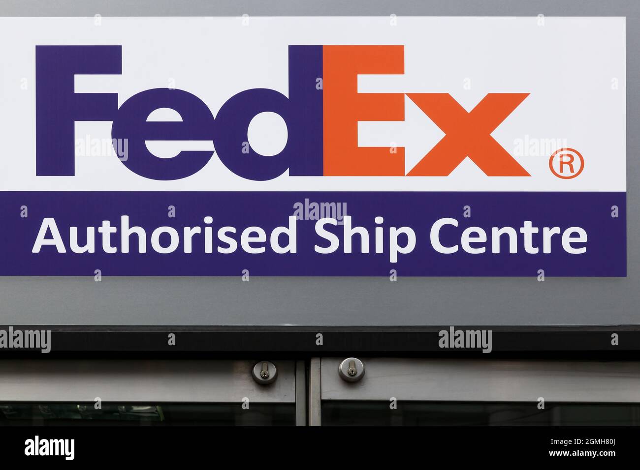 Londres, Royaume-Uni - 25 septembre 2019 : signe FedEx sur un mur. FedEx Corporation est une société américaine de services de livraison de courrier Banque D'Images