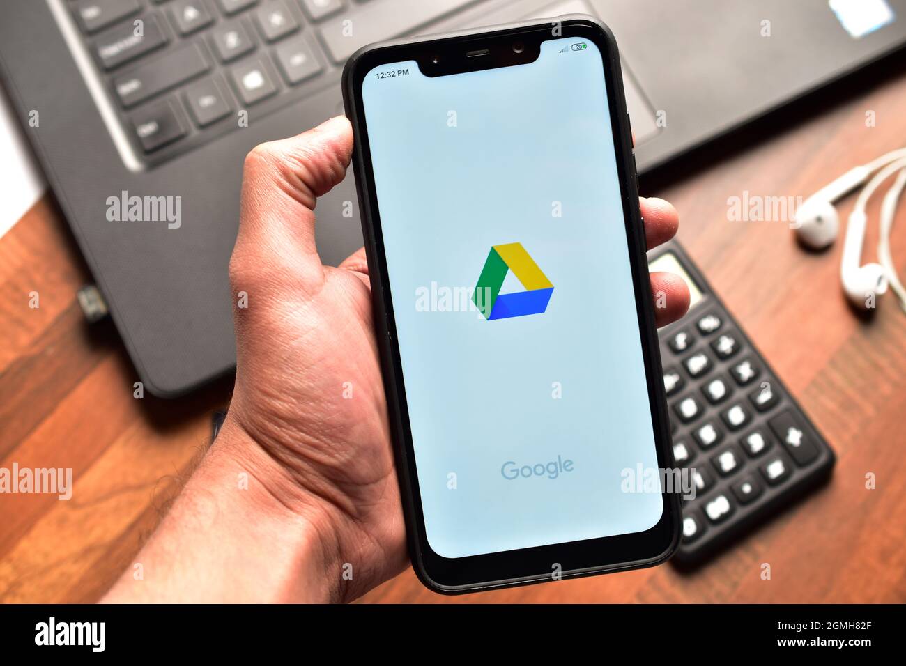 New Delhi, Inde - 22 décembre 2019 : utilisation de Google Drive sur un smartphone Banque D'Images