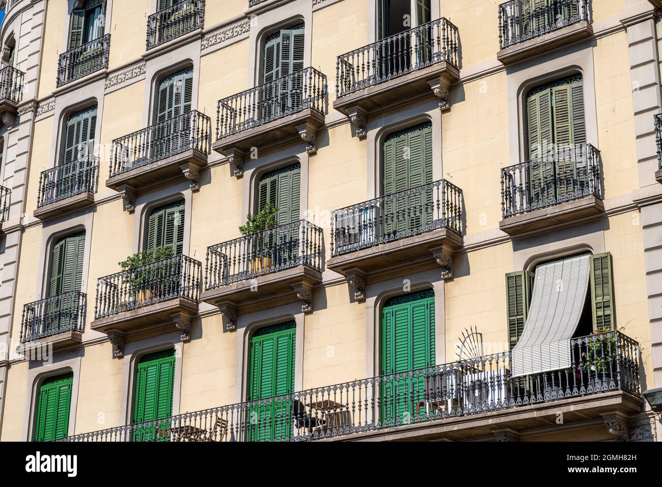 Façade typique d'un immeuble d'appartements à Barcelone, Espagne Banque D'Images