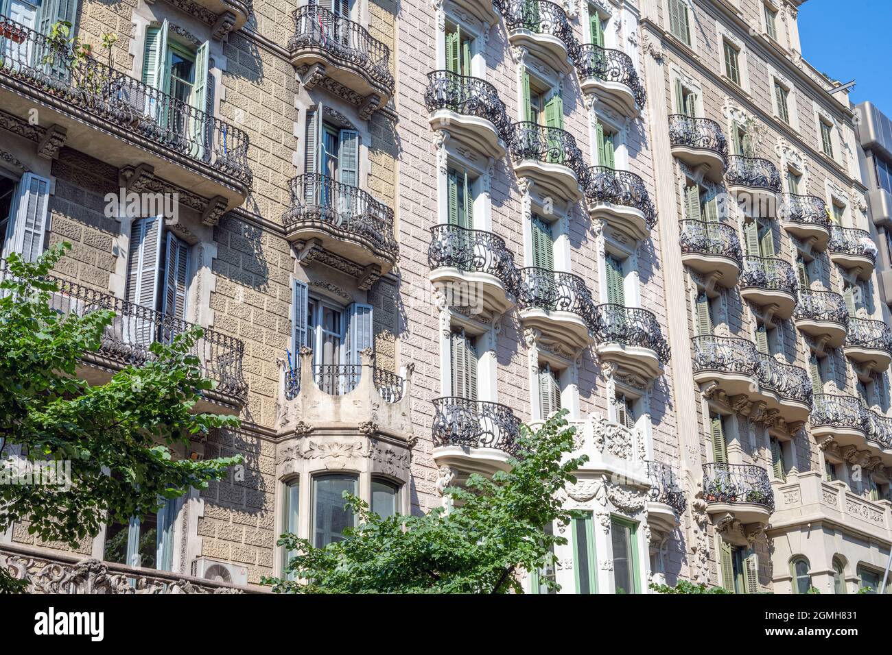Façades de maisons typiques de quelques immeubles d'appartements à Barcelone, Espagne Banque D'Images