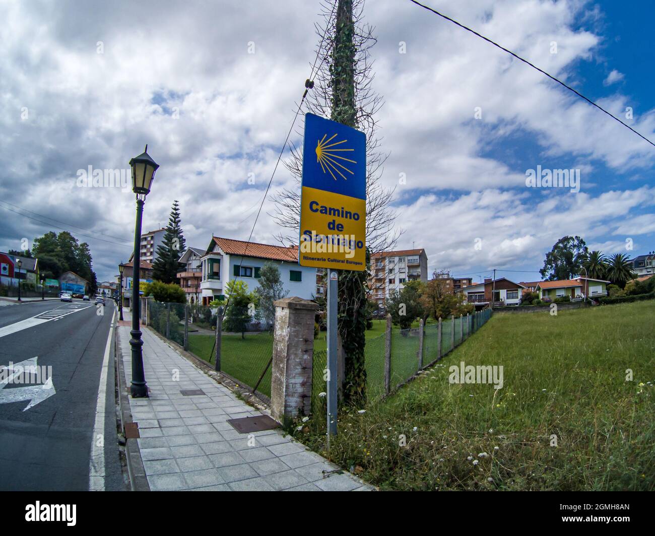 BILBAO, ESPAGNE - 24 août 2021: Le panneau avec message texte sur la chaussée avec bulbe de rue par route sous ciel nuageux à Bilbao, Espagne Banque D'Images