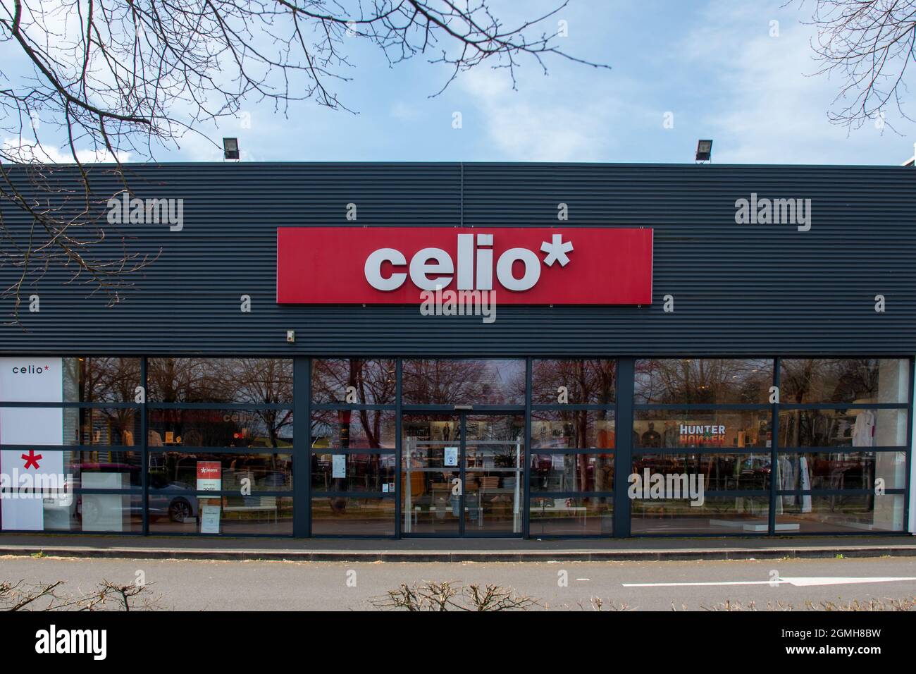 FLECHE, FRANCE - 31 juillet 2021 : une vue de la boutique de style français de la marque CELIO avec la signalisation et le logo du magasin à Fleche, France Banque D'Images