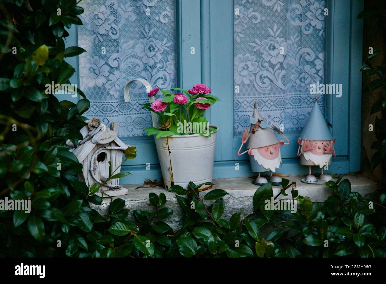 Fenêtre avec nain et pot avec fleurs Banque D'Images