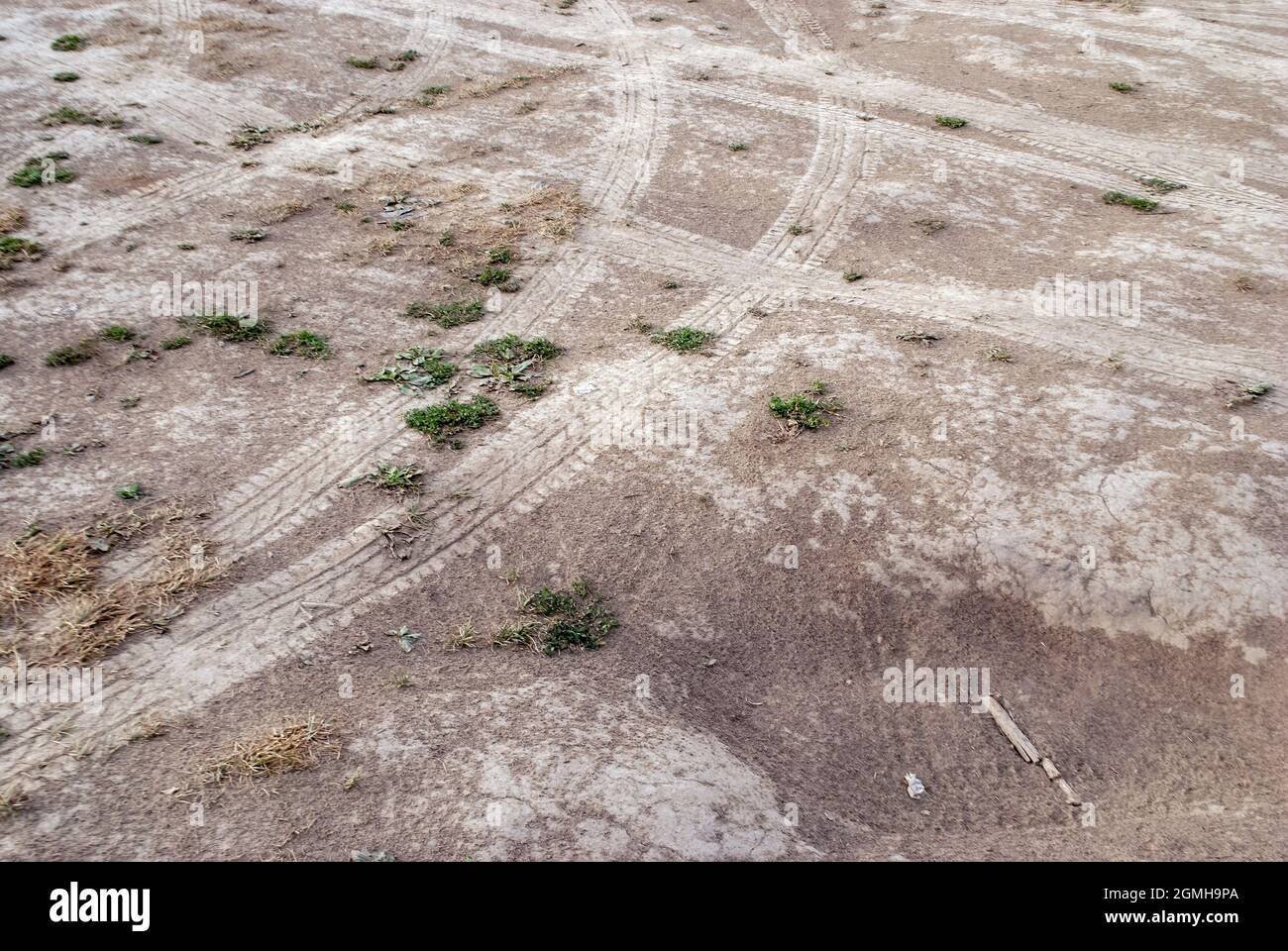 traces de pneus de voiture sur le sable, après la pluie Banque D'Images