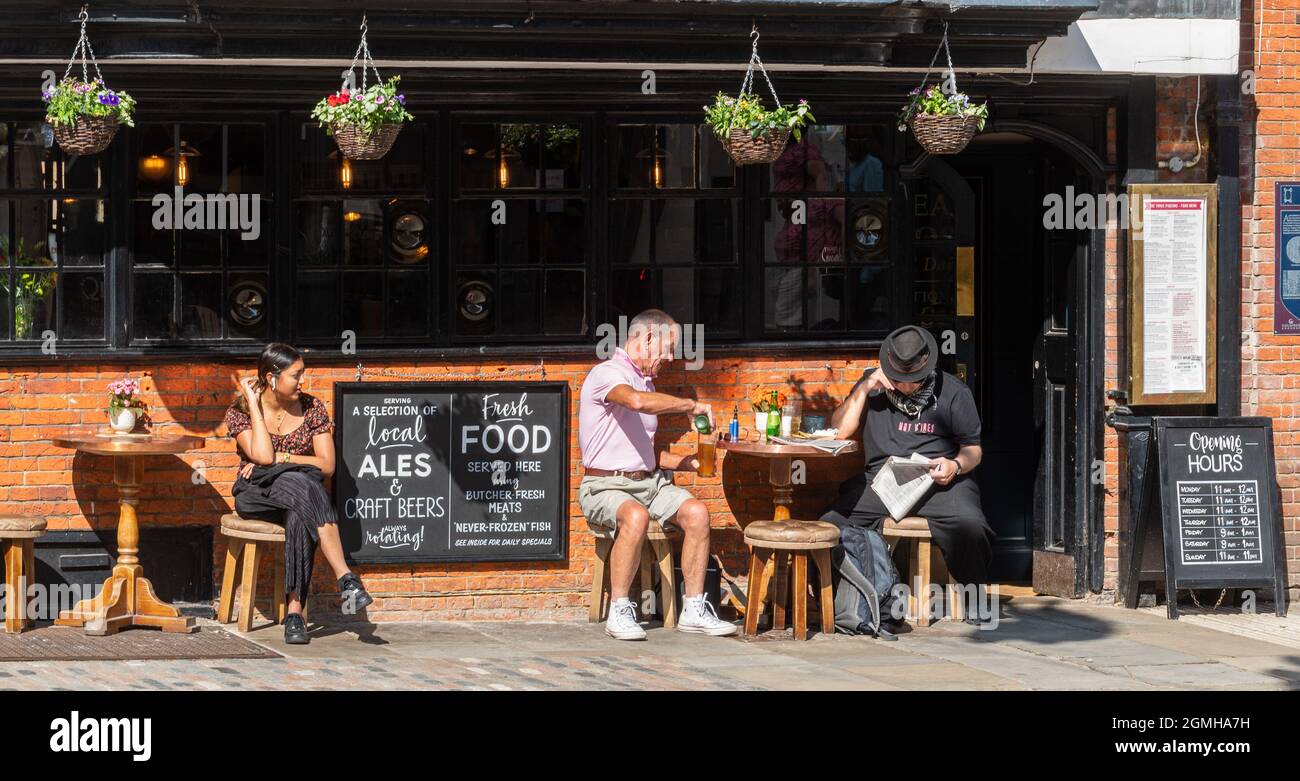 Le pub Three Pigeons, situé sur la Guildford High Street, Surrey, Royaume-Uni, accueille des personnes assises autour d'un verre lors d'une journée ensoleillée Banque D'Images