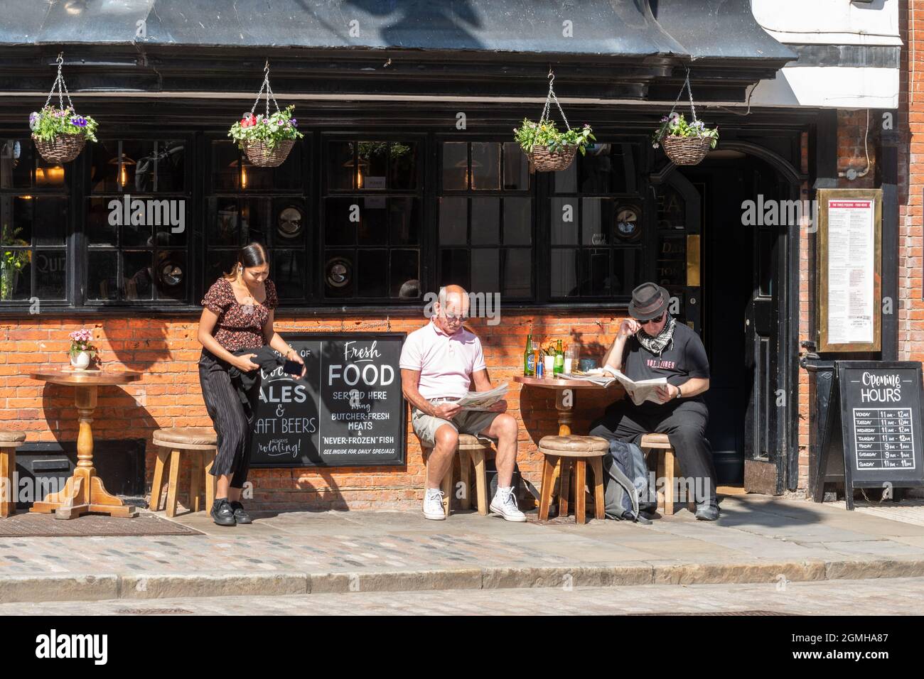 Le pub Three Pigeons, situé sur la Guildford High Street, Surrey, Royaume-Uni, accueille des personnes assises autour d'un verre lors d'une journée ensoleillée Banque D'Images