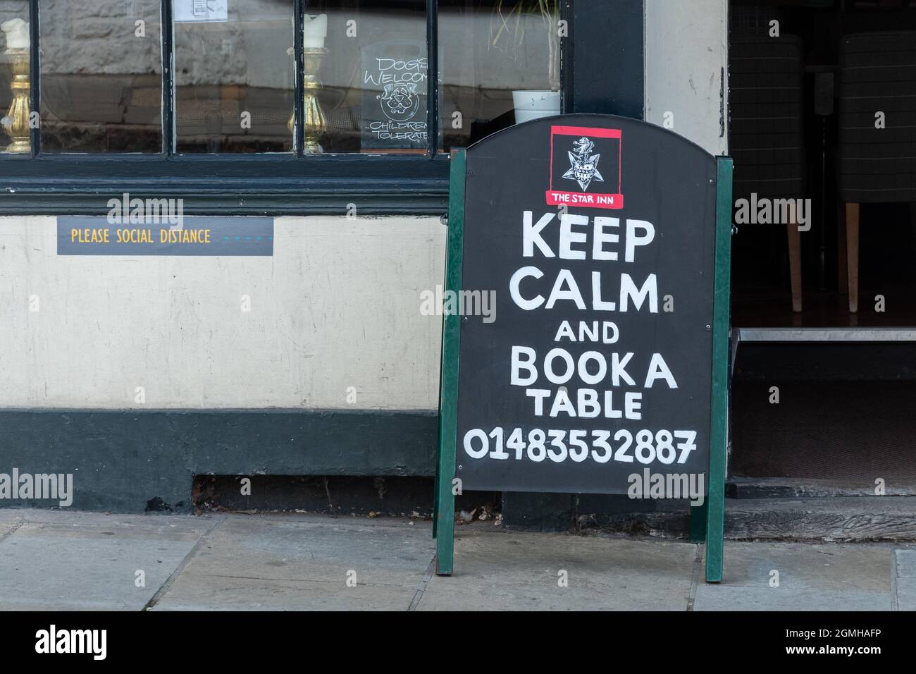 Gardez le calme et réservez une table sur un panneau ou Un Panneau A-board à l'extérieur d'un pub en 2021 pendant la pandémie Covid-19 après que les restrictions ont été assouplies, Royaume-Uni Banque D'Images