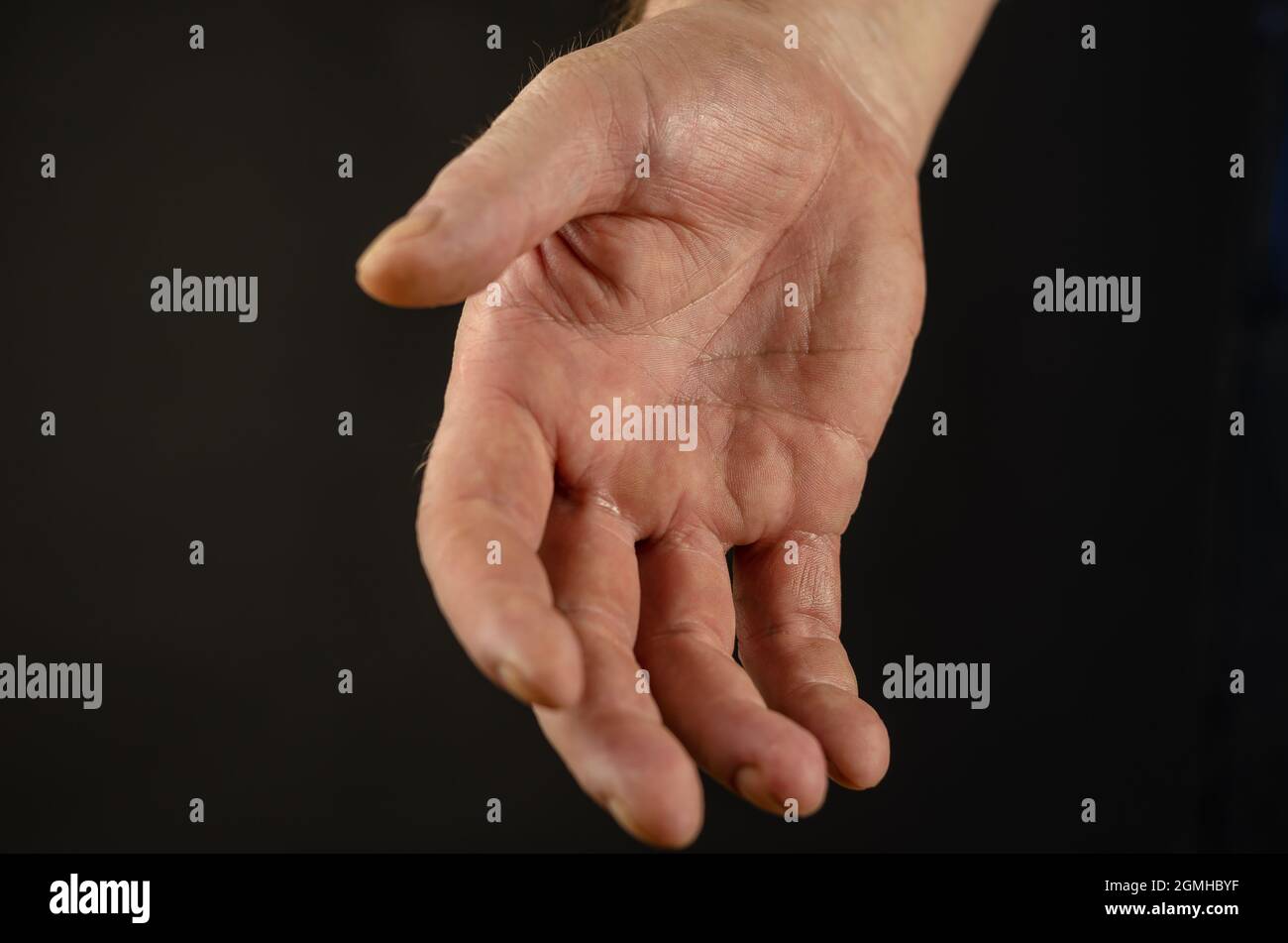 Gros plan de la main d'un homme tendu pour une poignée de main. Ouvrez la paume Banque D'Images