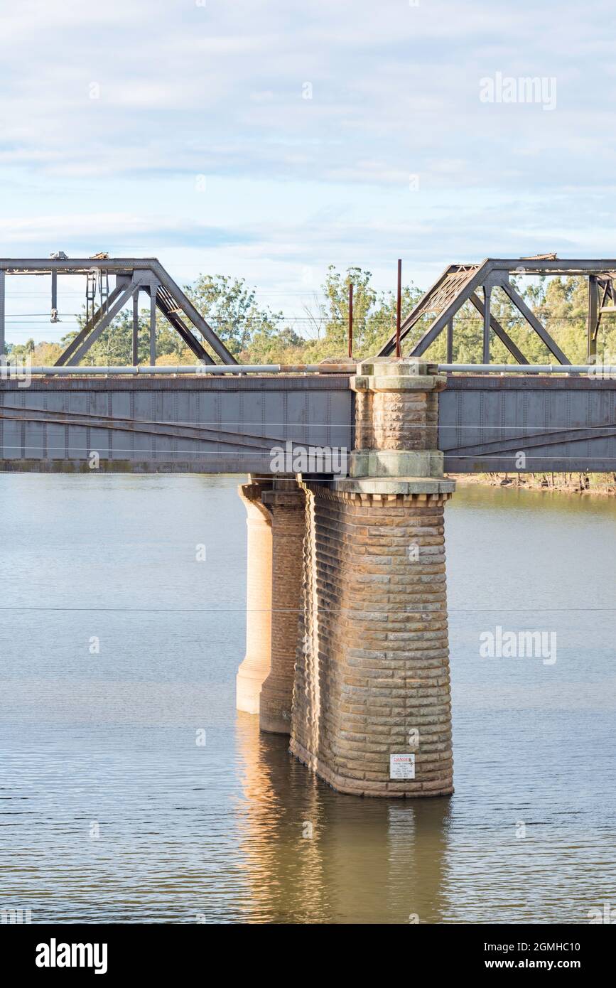 Le pont Victoria, inscrit au patrimoine, qui traverse la rivière Nepean à Penrith, en Nouvelle-Galles du Sud, est en fait un pont ferroviaire et routier distinct. Banque D'Images