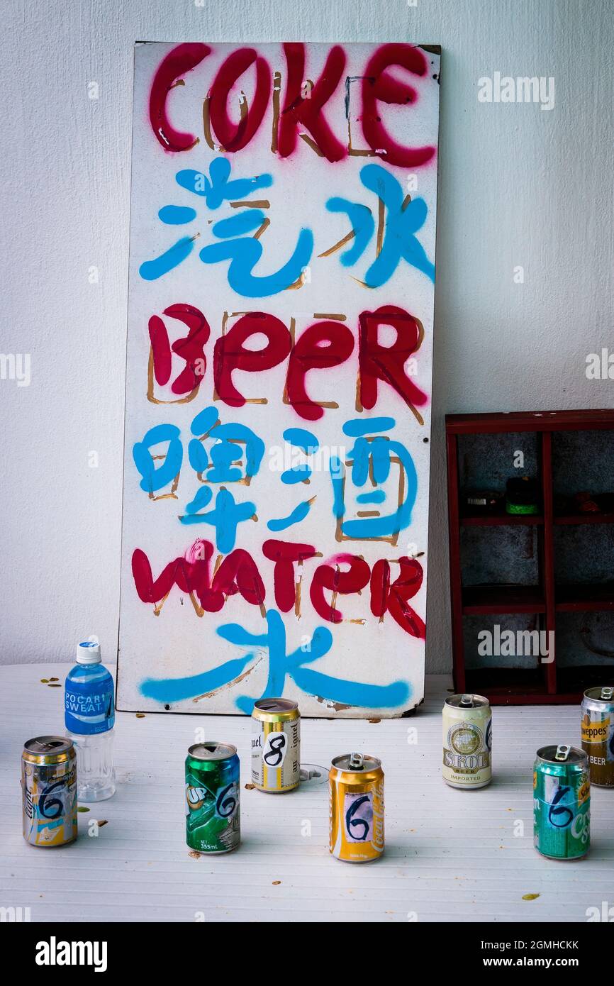 Panneau peint à la main annonçant des boissons à vendre sur le côté du sentier de randonnée de Discovery Bay à Mui WO à NIM Shue WAN, île Lantau, Hong Kong Banque D'Images