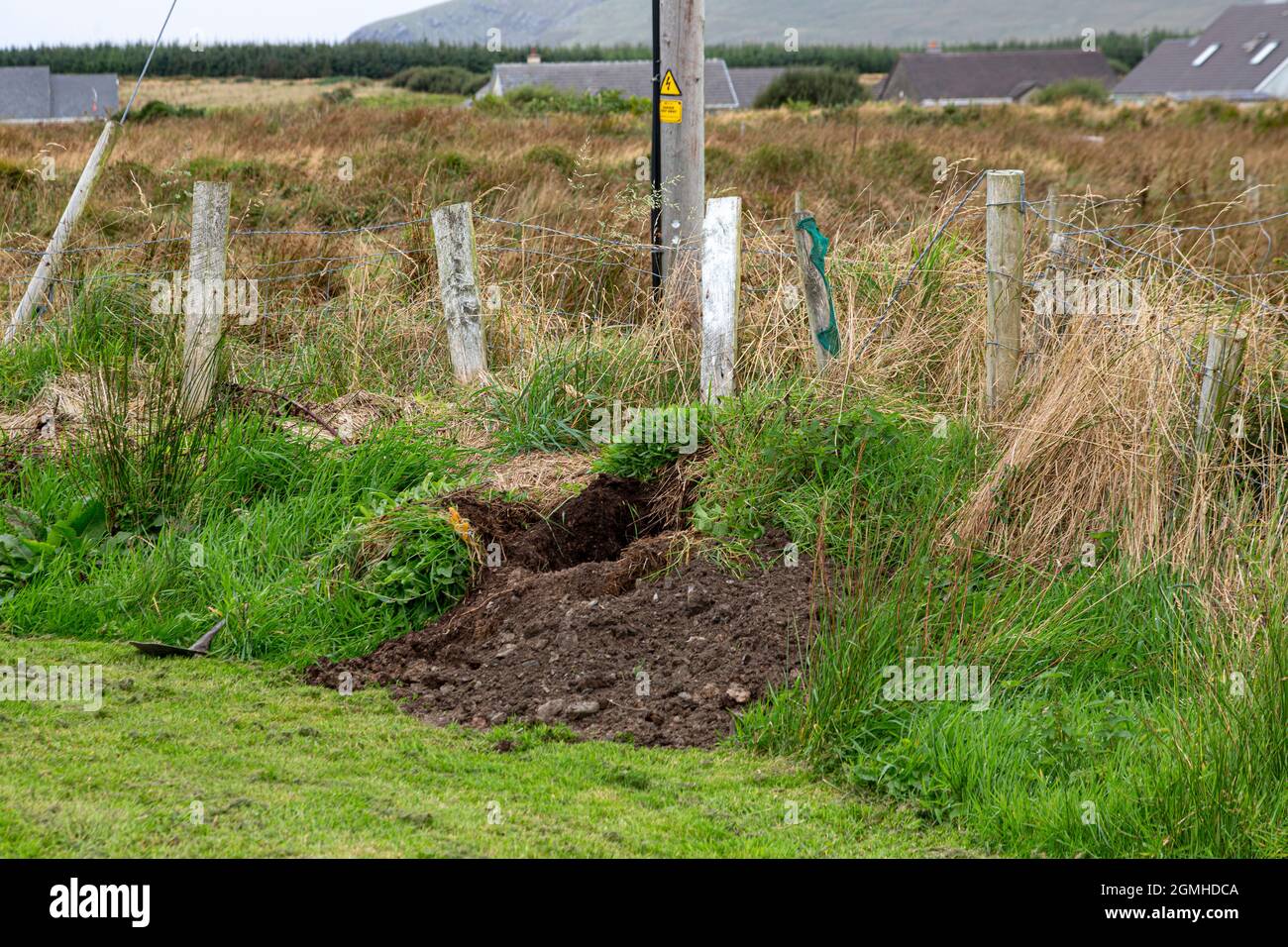 Installation d'un poteau pour un câble large bande à fibre optique de plafond Banque D'Images