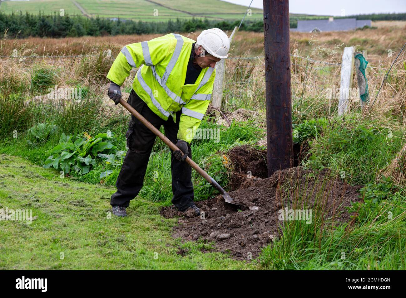 Installation d'un poteau pour un câble large bande à fibre optique de plafond Banque D'Images