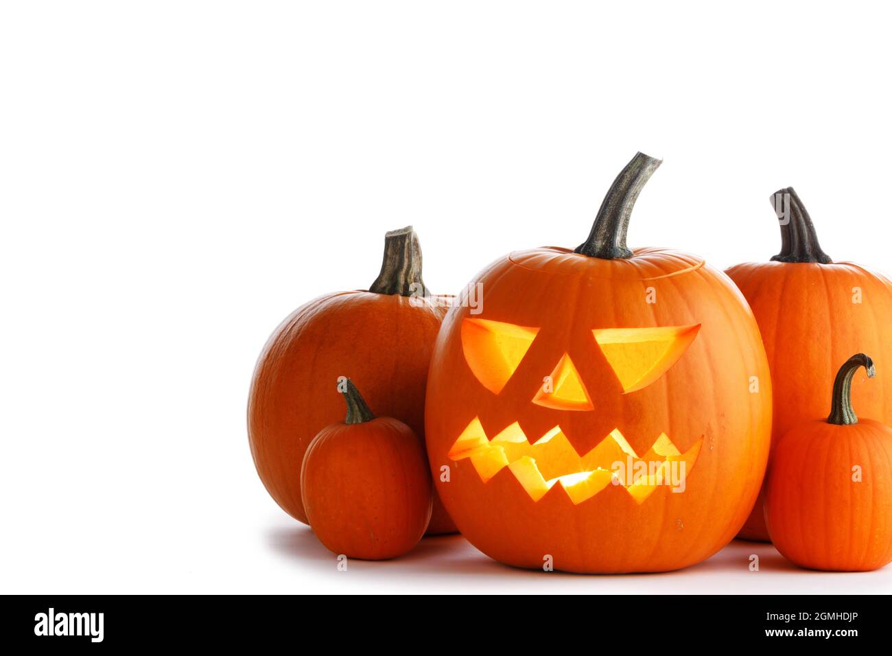 Citrouille d'Halloween avec visage coupé et bougie à l'intérieur isolée sur  fond blanc Photo Stock - Alamy