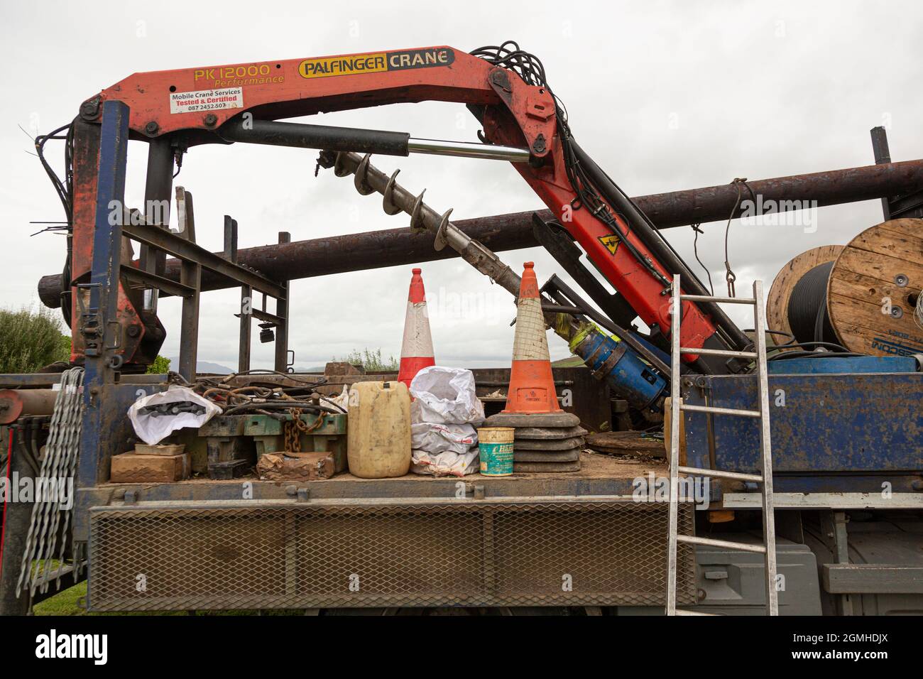 Grand semoir à vis sans fin et outils pour l'installation du câble à fibre large bande sur le chariot Banque D'Images