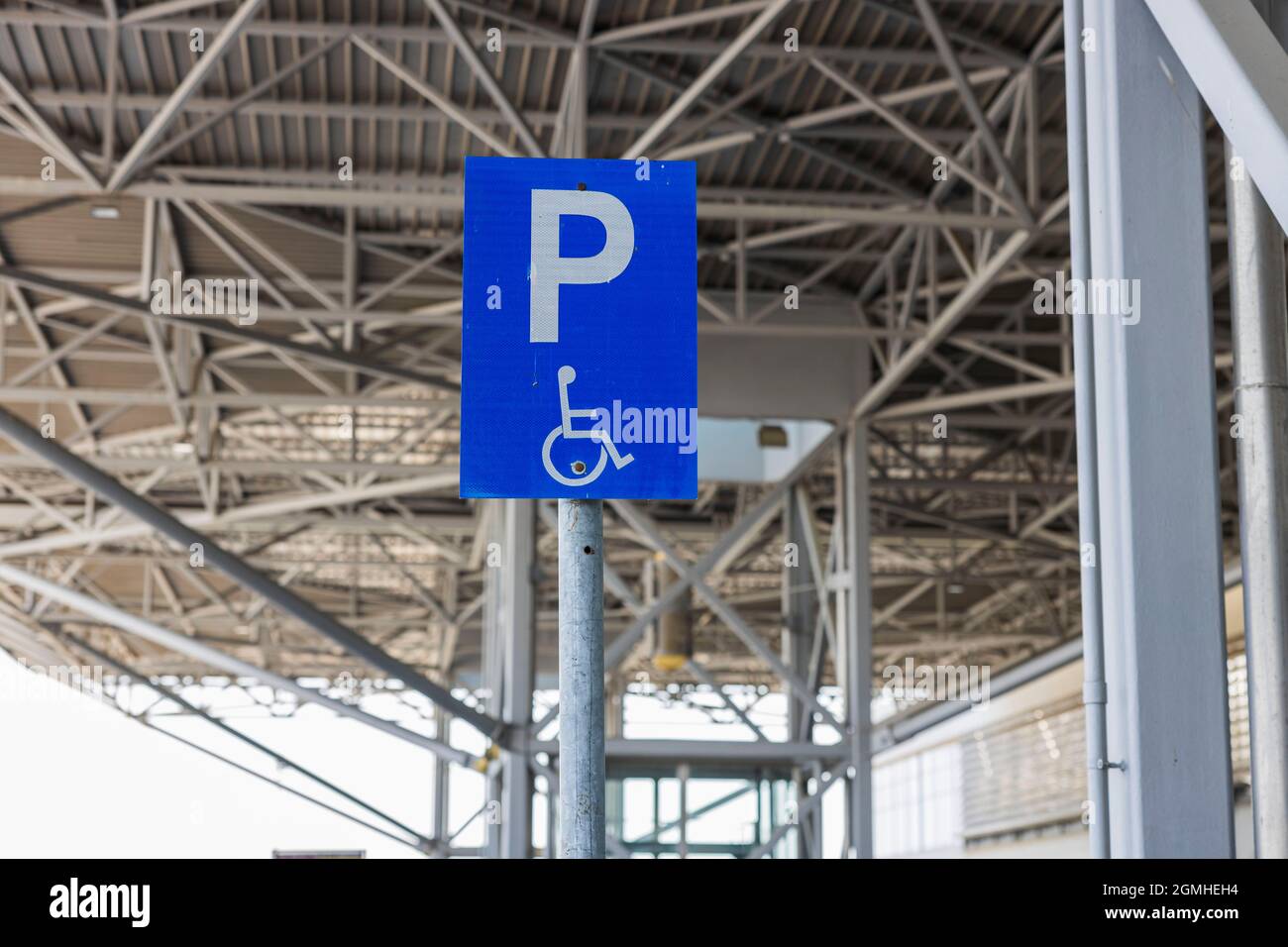 Vue rapprochée du panneau bleu de stationnement pour handicapés. Banque D'Images