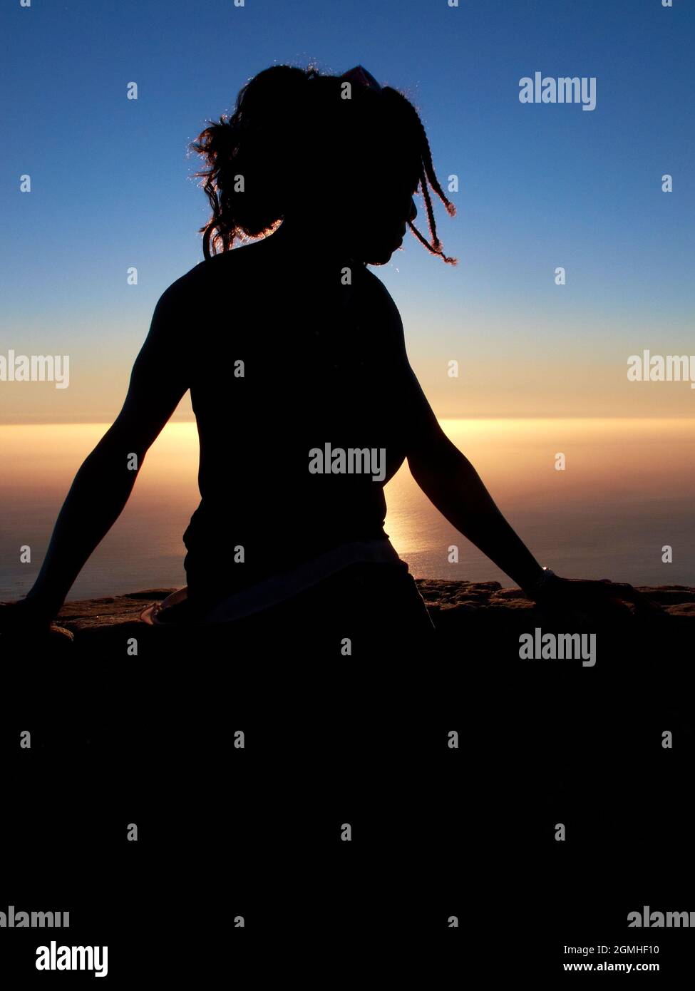 Silhouette de femme au coucher du soleil Banque D'Images