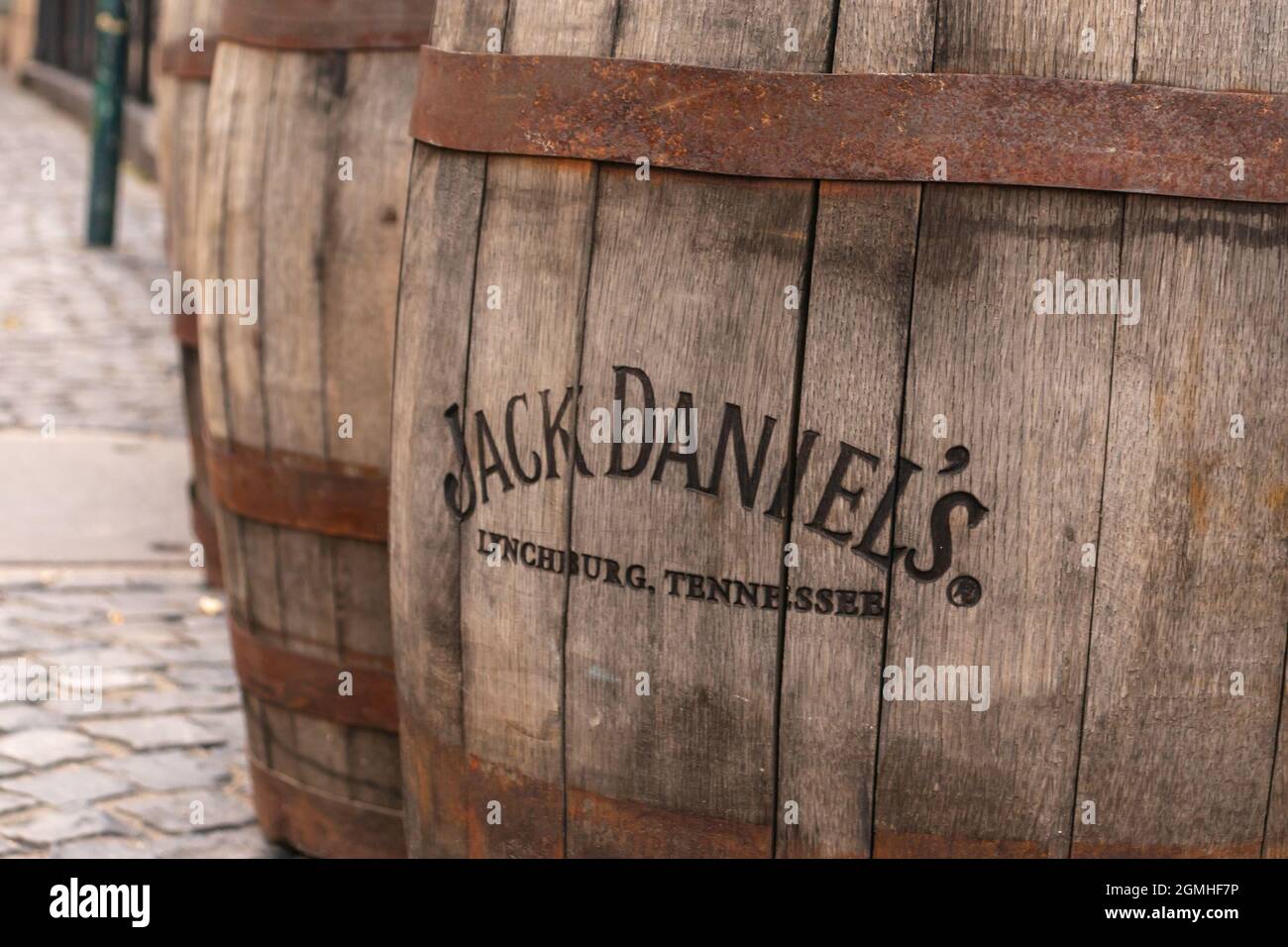 BUDAPEST, HONGRIE - 19 AOÛT 2021 : le logo Jack Daniels est brûlé sur le côté du vieux canon en bois Banque D'Images