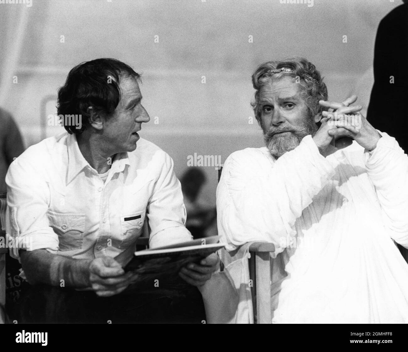 Directeur DESMOND DAVIS et LAURENCE OLIVIER en costume comme Zeus sur le set Candid pendant le tournage du CLASH DES TITANS 1981 réalisateur DESMOND DAVIS écrit par Beverley Cross costume design Emma Porteous créateur d'effets visuels spéciaux (dynamisation) Ray Harryhausen musique Laurence Rosenthal producteurs Charles H. Schneer et Ray Harryhausen Charles H. Schneer Productions / Peerford Ltd. / distribution Cinema International Corporation (CIC) (Royaume-Uni) Metro Goldwyn Mayer (États-Unis) Banque D'Images