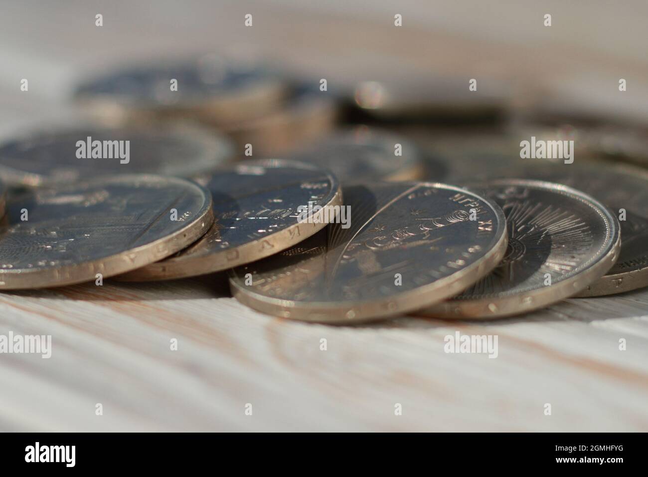 Le jubilé soviétique roubles sur fond de bois de gros plan. Faible profondeur de champ Banque D'Images