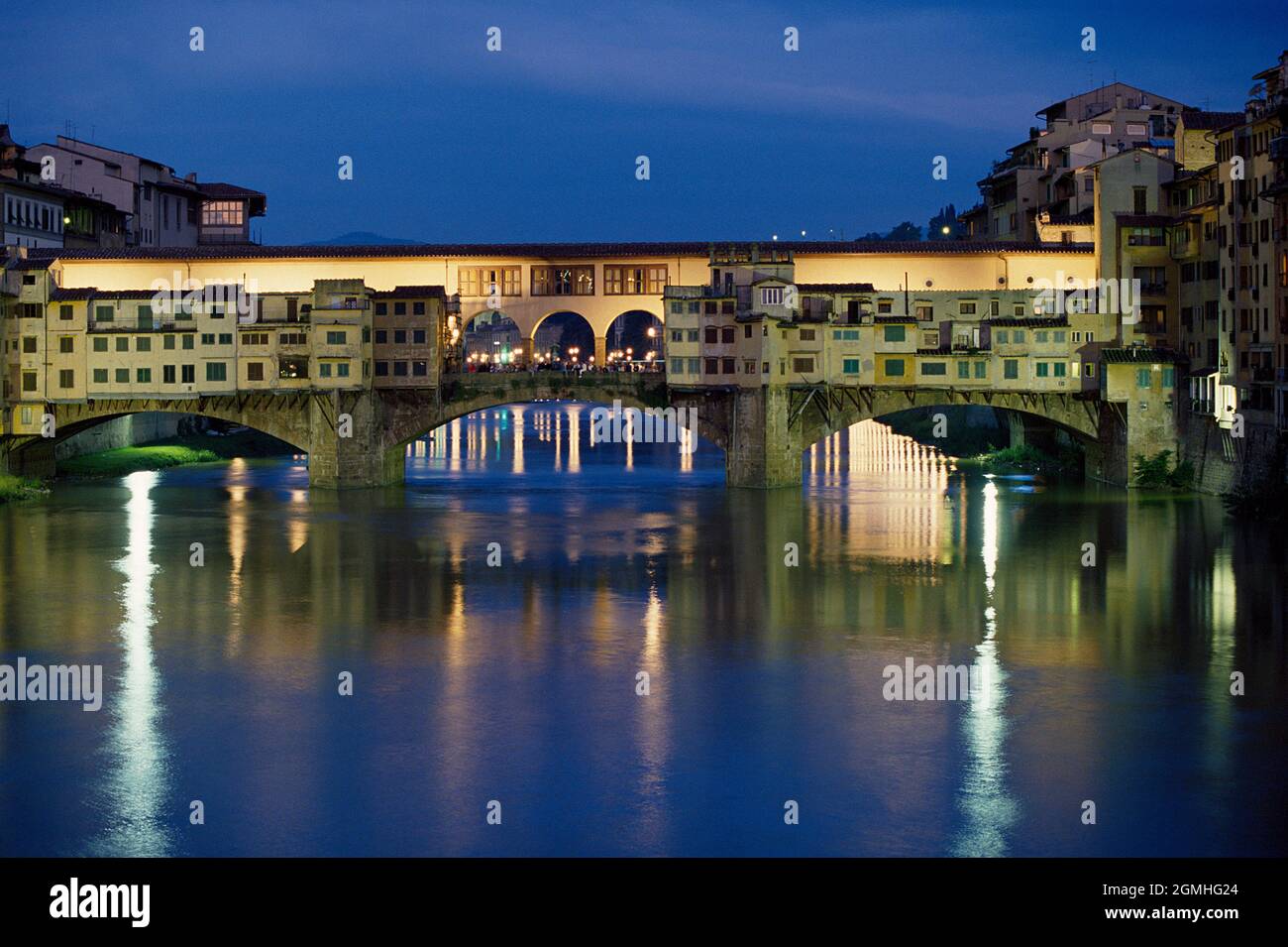 L'Italie. Florence. Le Ponte Vecchio courts par nuit. Banque D'Images