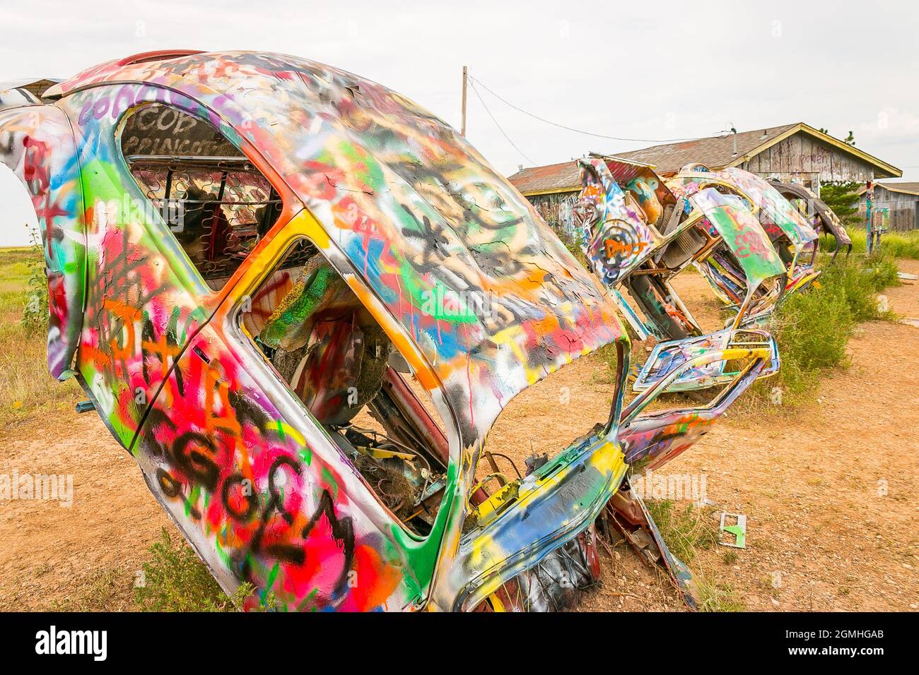 Les coléoptères de Volkswagen peints ont été enterrés à moitié à un angle au Slug Bug Ranch Amarillo Texas sur la route 66 Banque D'Images