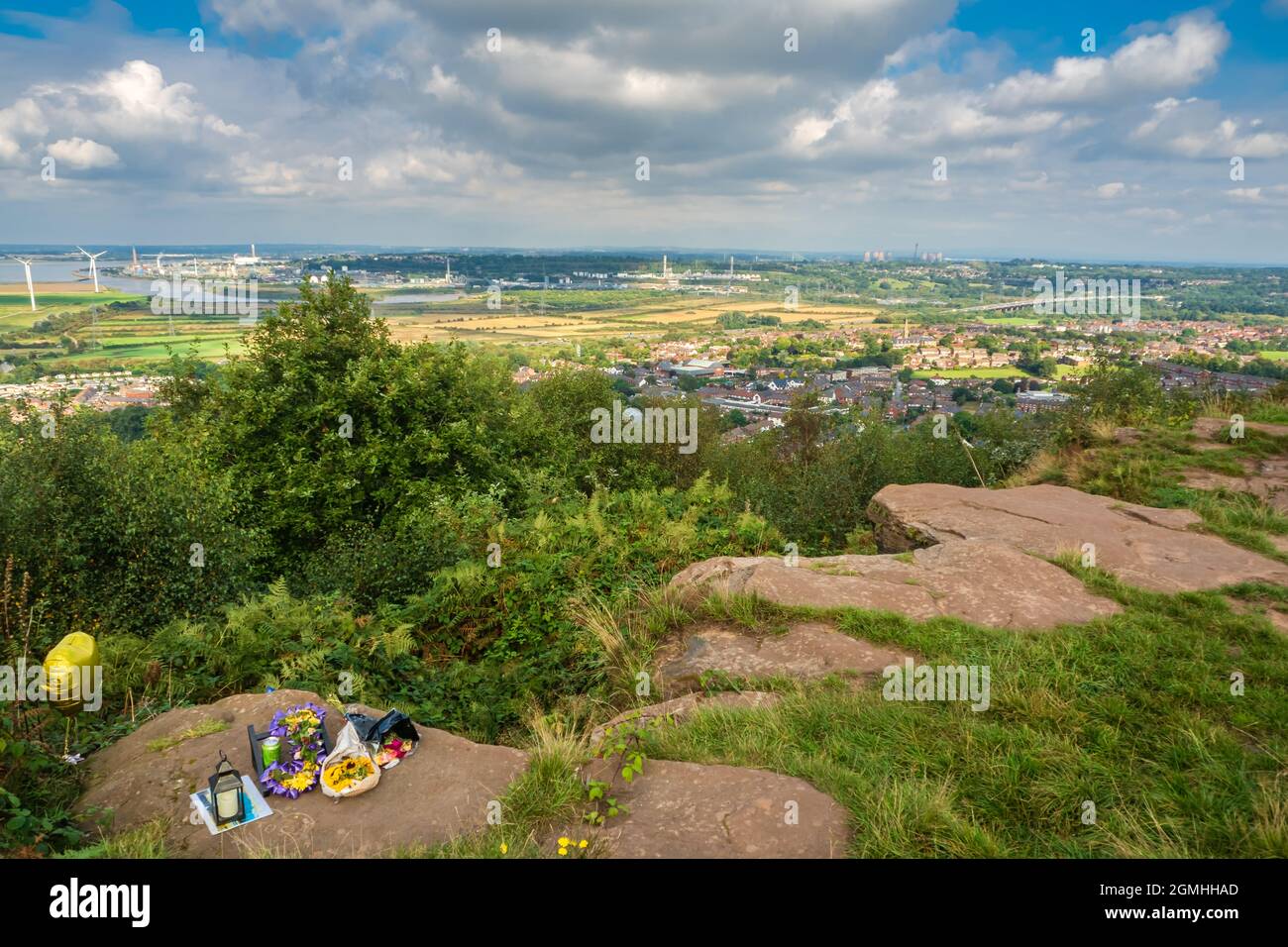 Profitez d'une vue panoramique à couper le souffle depuis le sommet rocheux de Helsby Hill avec ses anciennes défenses, avant de traverser la vallée jusqu'aux remparts tumultueux Banque D'Images