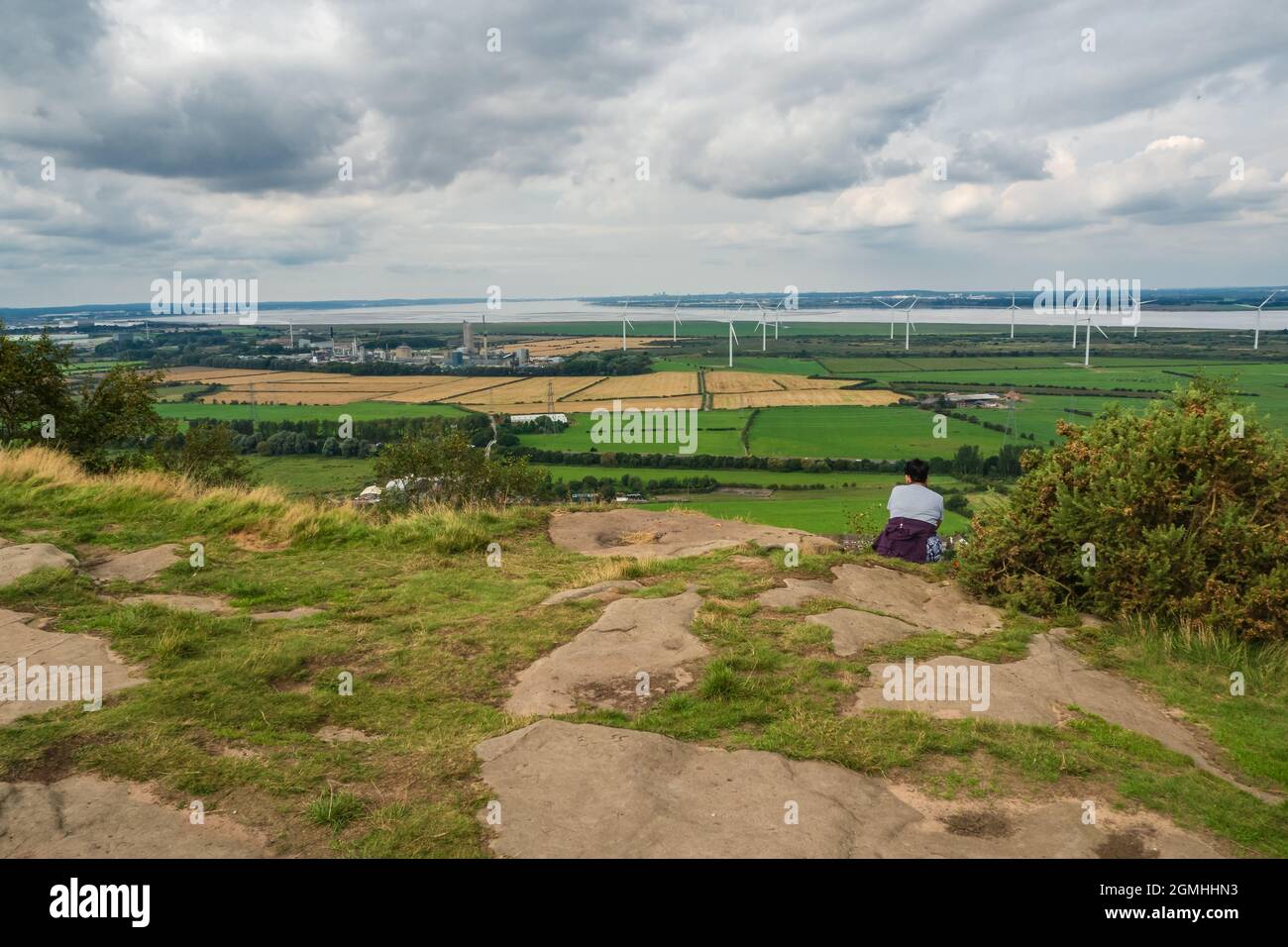 Profitez d'une vue panoramique à couper le souffle depuis le sommet rocheux de Helsby Hill avec ses anciennes défenses, avant de traverser la vallée jusqu'aux remparts tumultueux Banque D'Images