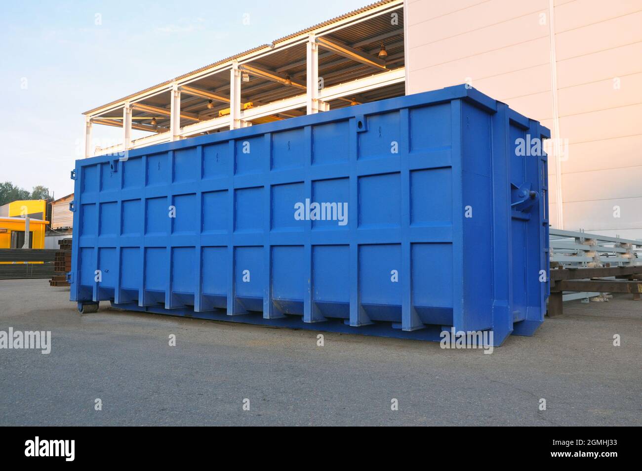 Un conteneur pour la collecte de ferraille en vue du recyclage sur le  territoire d'une usine de production Photo Stock - Alamy