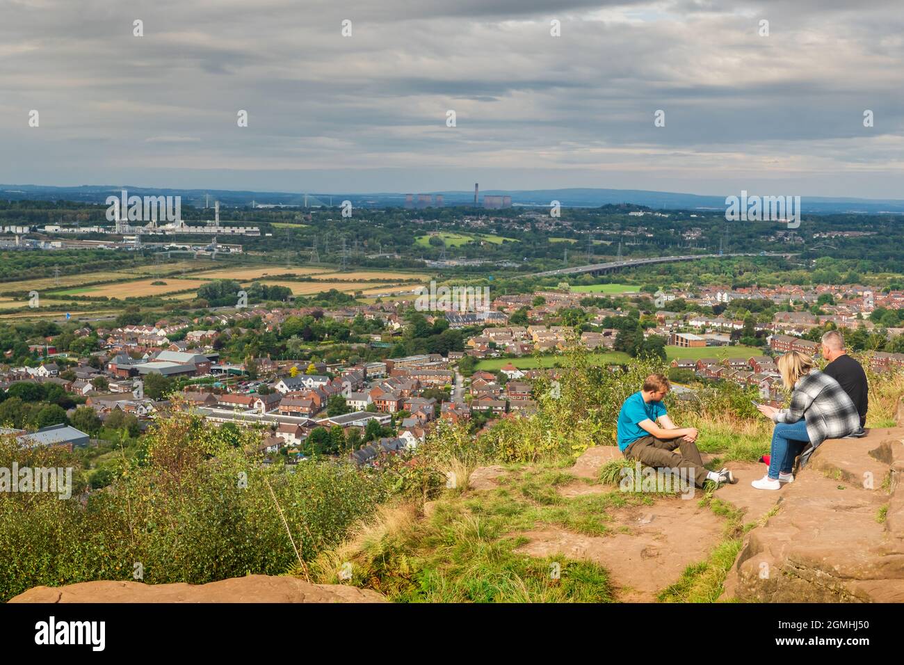 Profitez d'une vue panoramique à couper le souffle depuis le sommet rocheux de Helsby Hill avec ses anciennes défenses, avant de traverser la vallée jusqu'aux remparts tumultueux Banque D'Images