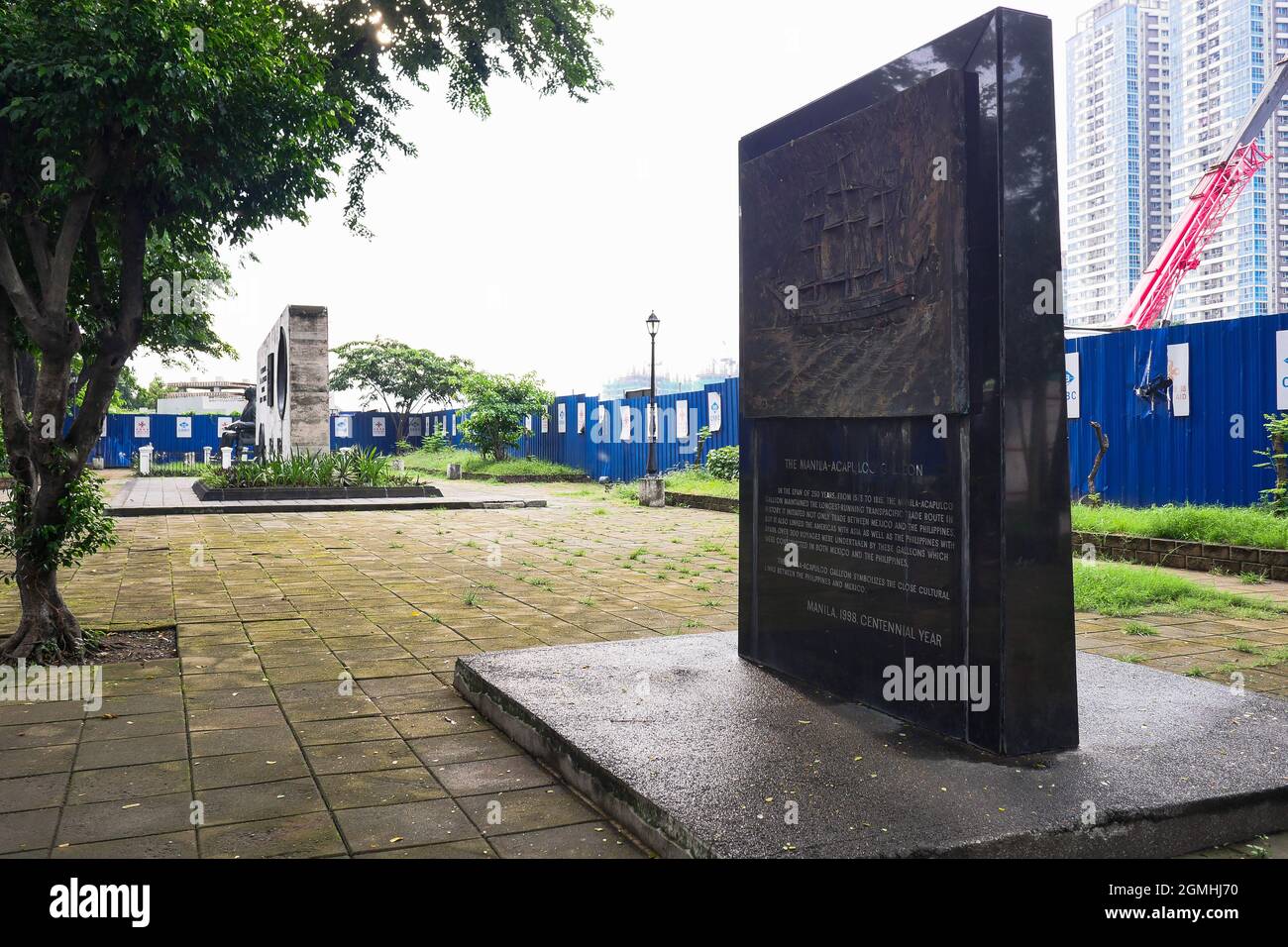 17 août 2021, Manille, région de la capitale nationale, Philippines : le monument commercial Manille-Acapulco galleonà‚et plus loin à gauche est le monument commémorant le 4e centenaire de l'expédition de‚Miguel LÃÂ³pez de Legazpià‚Â andÃ‚Â Andres de UrdanetaÃ‚Â du Mexique. Bordé par un mur bleu pour se protéger d'une construction de pont... la Plaza Mexico nommée en 1964 pour commémorer le 4e centenaire de l'expédition de‚Miguel LÃÂ³pez de LegazpiÃ‚Â Andres de UrdanetaÃ‚Â fromÃ‚Â New SpainÃ‚Â (Mexique) et l'historicÃ‚Â Manille-Acapulco galleÃ‚relations commerciales entre les deux‚Â Banque D'Images