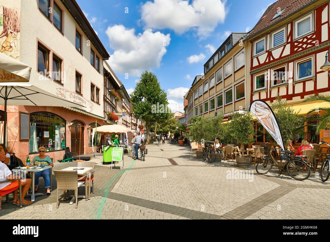 Bensheim, Allemagne - août 2021 : centre historique avec restaurants avec tables extérieures le jour d'été ensoleillé Banque D'Images