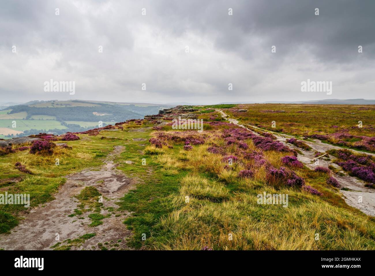 Des nuages sombres s'amassent au-dessus de Stoke Flat, à l'arrière de Curbar Edge, dans le Derbyshire Peak District, un matin d'été. Banque D'Images