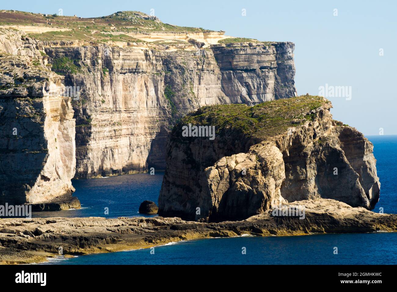 Le champignon Rock dans la baie de Dwejra, sur la côte ouest de l'île maltaise de Gozo Banque D'Images
