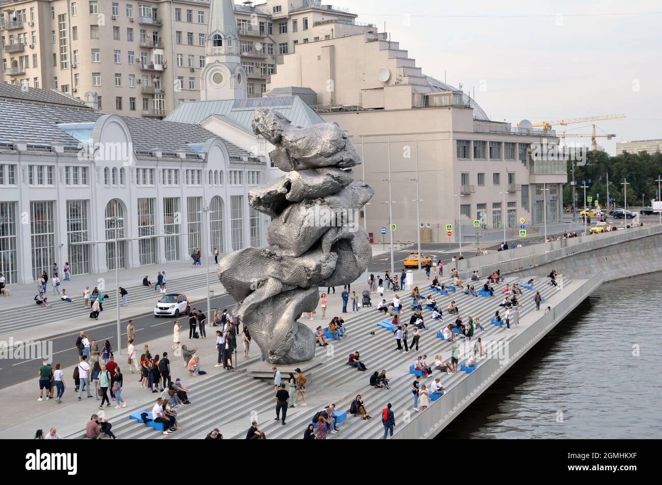 Installation par Urs Fischer Big Clay-4 sur le remblai Bolotnaya à Moscou. Banque D'Images
