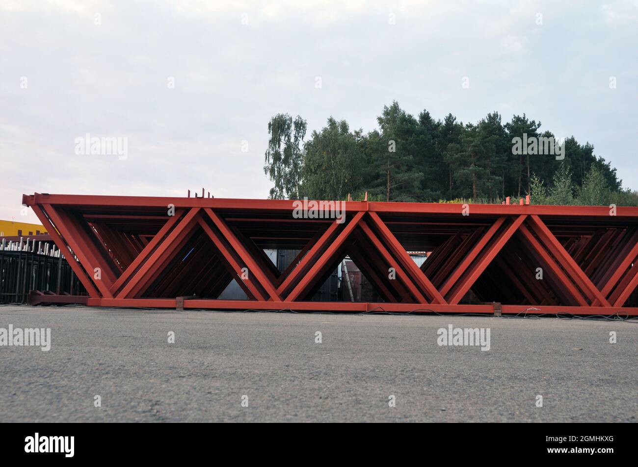 Structures métalliques en acier sur le territoire interne d'une entreprise industrielle. Entreposage de fermes Banque D'Images