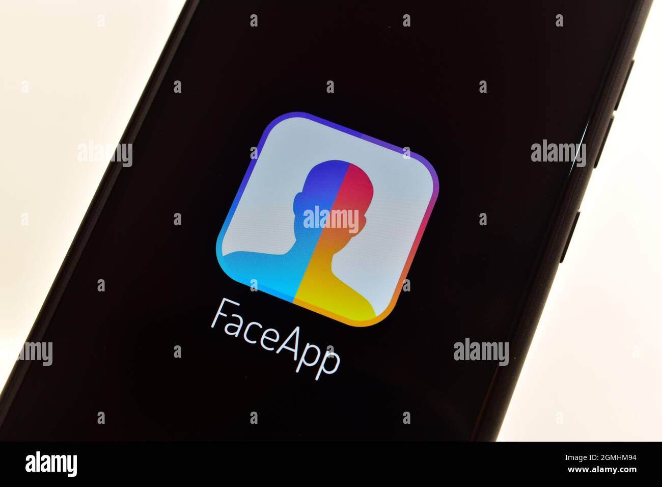 New Delhi, Inde, 8 janvier 2020 :- logo de FaceApp sur smartphone, application d'édition de photos sur smartphone Banque D'Images