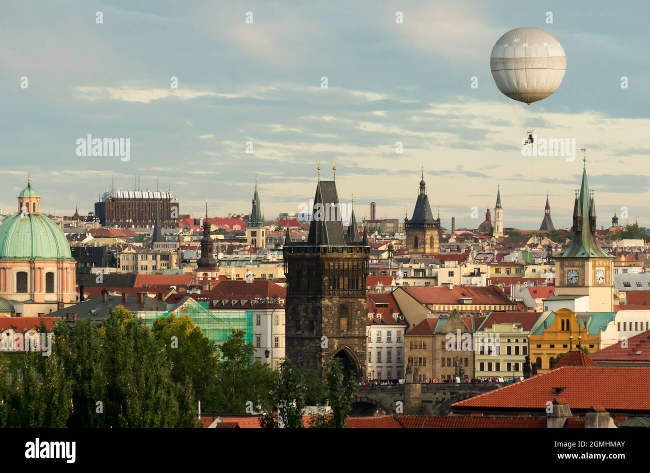 Vue pittoresque et romantique sur la vieille ville et le pont charles de  Prague avec un ballon dans le ciel de la fin de l'après-midi. Couleurs  douces Photo Stock - Alamy