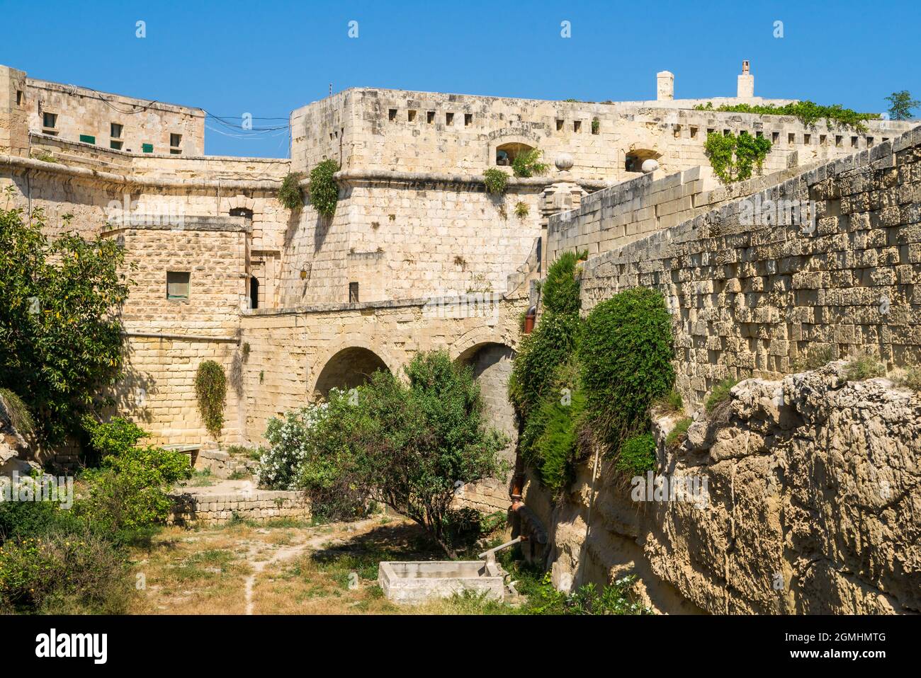 Les impressionnants murs marquant l'entrée du fort de St.Elmos à la Valette, capitale de Malte Banque D'Images