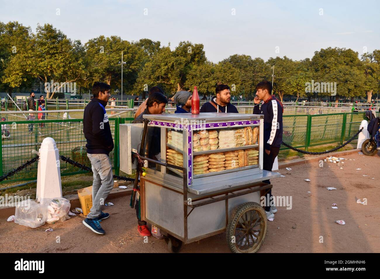 New Delhi, Inde, 12 janvier 2020:- homme vendant des hamburgers, des viandes et des sandwiches sur le côté de la route sur la route raj Path Banque D'Images