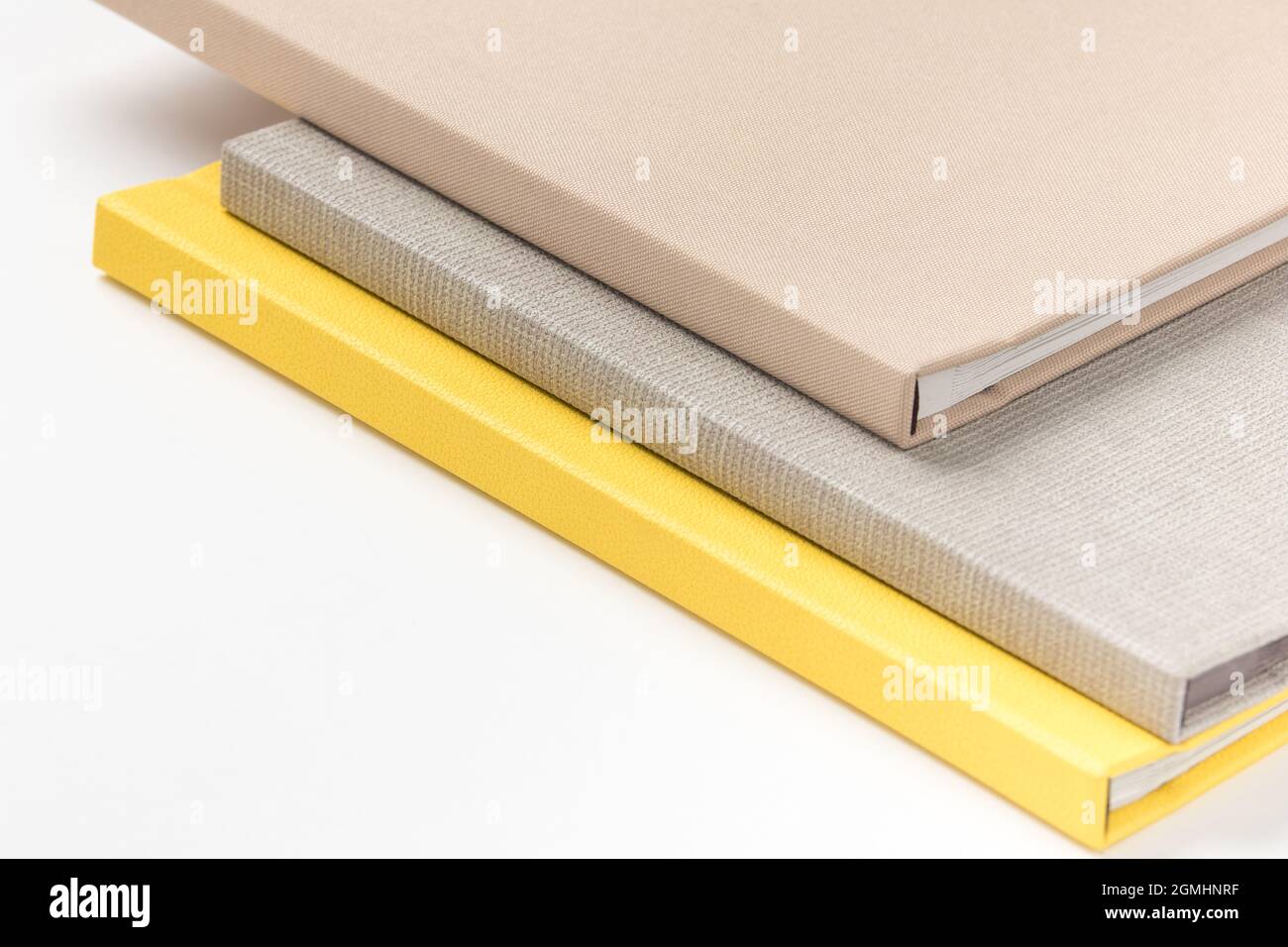 Pile de livres à couverture rigide multicolore sur fond blanc Banque D'Images