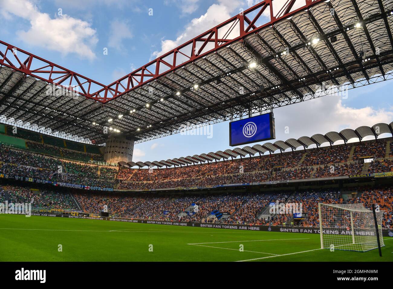 Inter logo est vu sur l'écran au-dessus des stands lors de la série Un match de football entre le FC Internazionale et le FC de Bologne au stade San Siro à Milano (Italie), le 18 septembre 2021. Photo Andrea Staccioli / Insidefoto Banque D'Images