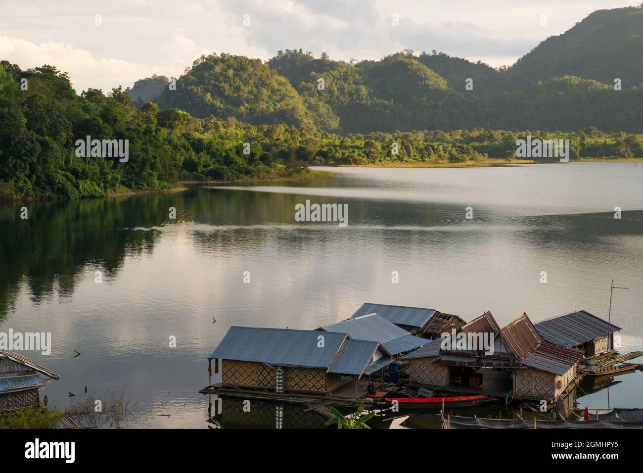Maisons de séjour flottant sur le lac Khao Laem à proximité de la ville thaïlandaise Sangkhla Buri au coucher du soleil. Entouré de forêts et d'un lac, ce site est un cadre idyllique Banque D'Images