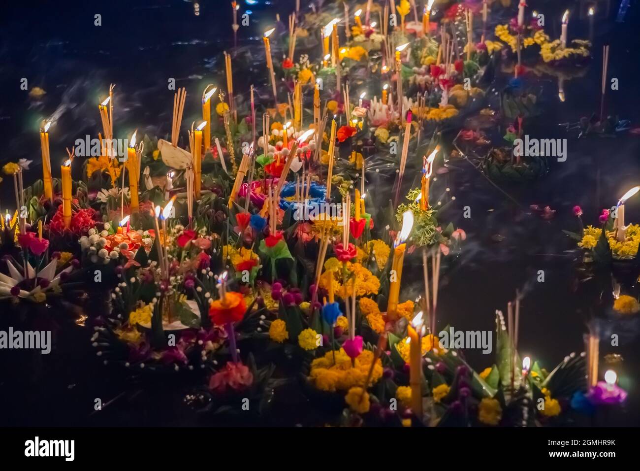 De petits bateaux avec des bougies et des fleurs sont donnés pour le festival traditionnel de Loy Krathong de Thailands Banque D'Images