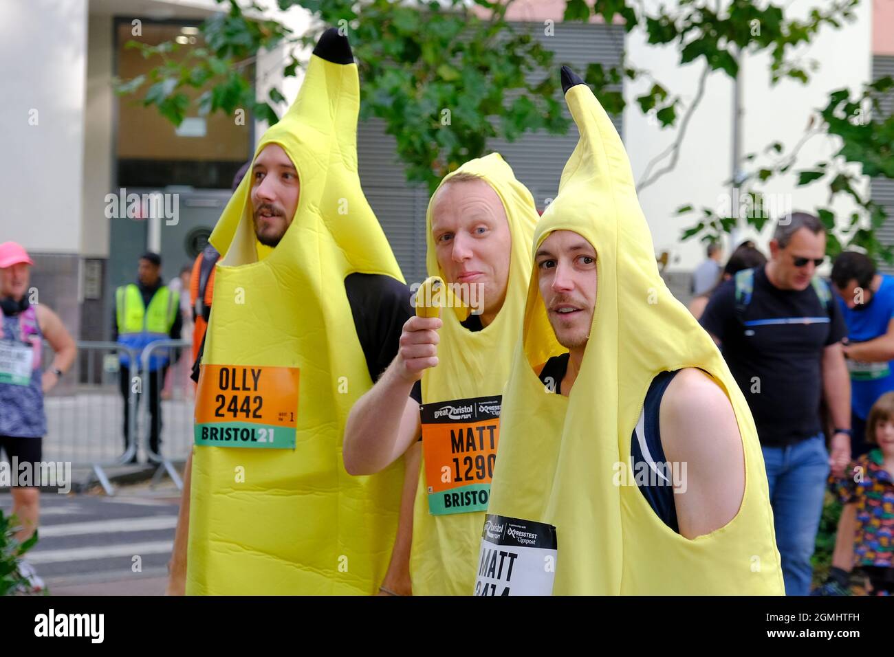 Bristol, Royaume-Uni. 19 septembre 2021. La course de la grande ville de Bristol revient après la pause pandémique. Les bananes fournissent un coup de pouce à l'énergie. Des milliers de coureurs participent au semi-marathon ou à la course de 10K. Crédit : JMF News/Alay Live News Banque D'Images