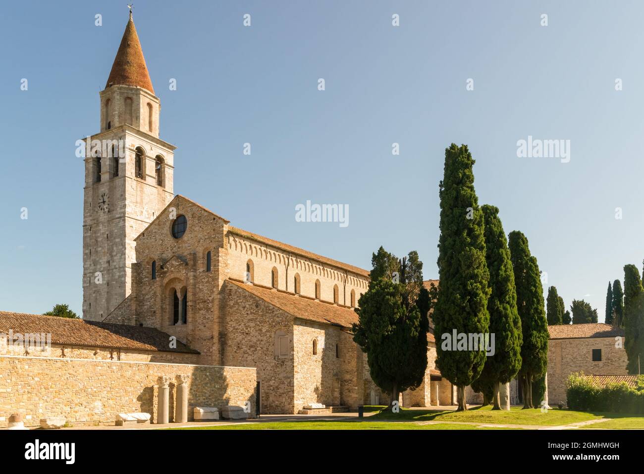 Vue sur l'ancienne basilique de Santa Maria Assunta en Aquileia avec un ciel bleu Banque D'Images