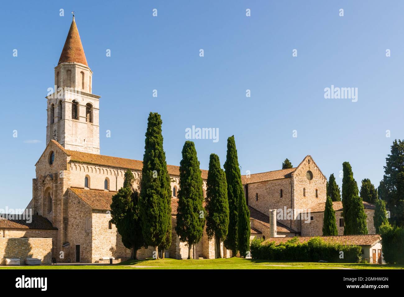 Vue sur l'ancienne basilique de Santa Maria Assunta en Aquileia avec un ciel bleu Banque D'Images