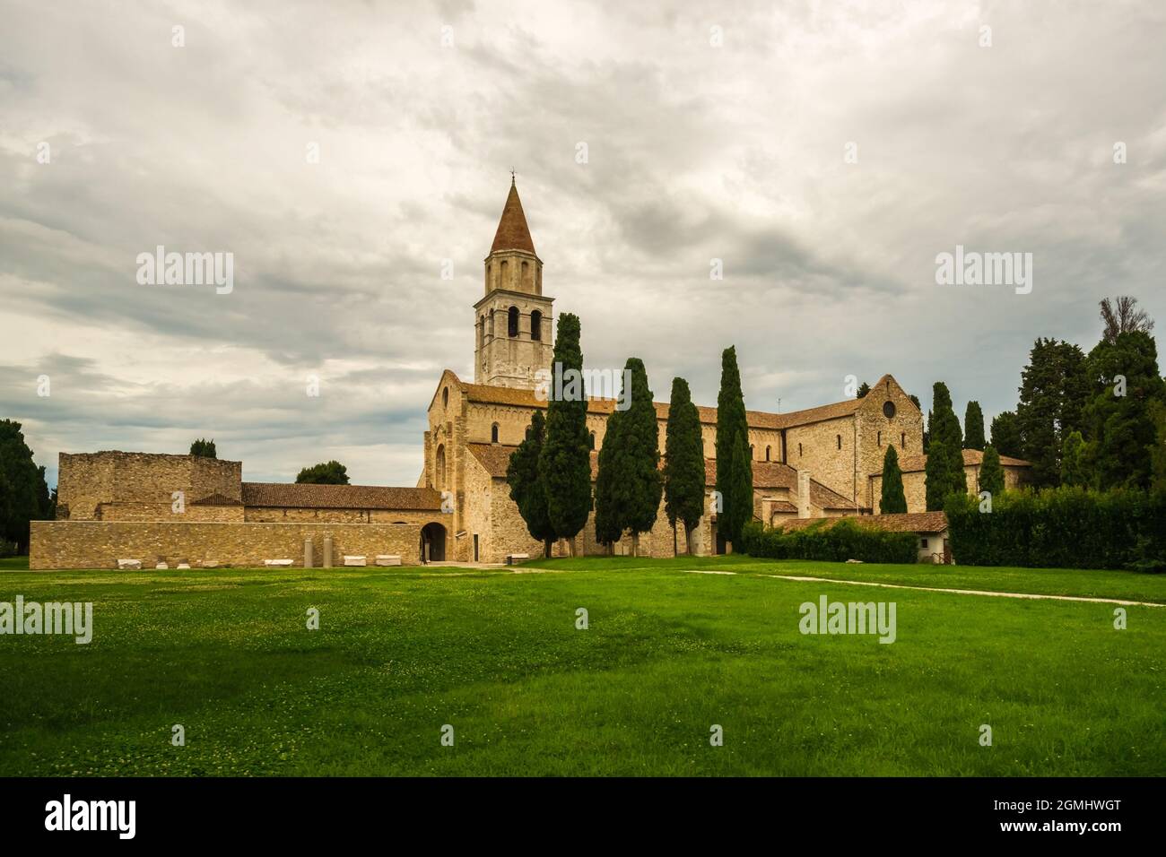 Vue sur l'ancienne basilique de Santa Maria Assunta en Aquileia avec un ciel bleu Banque D'Images