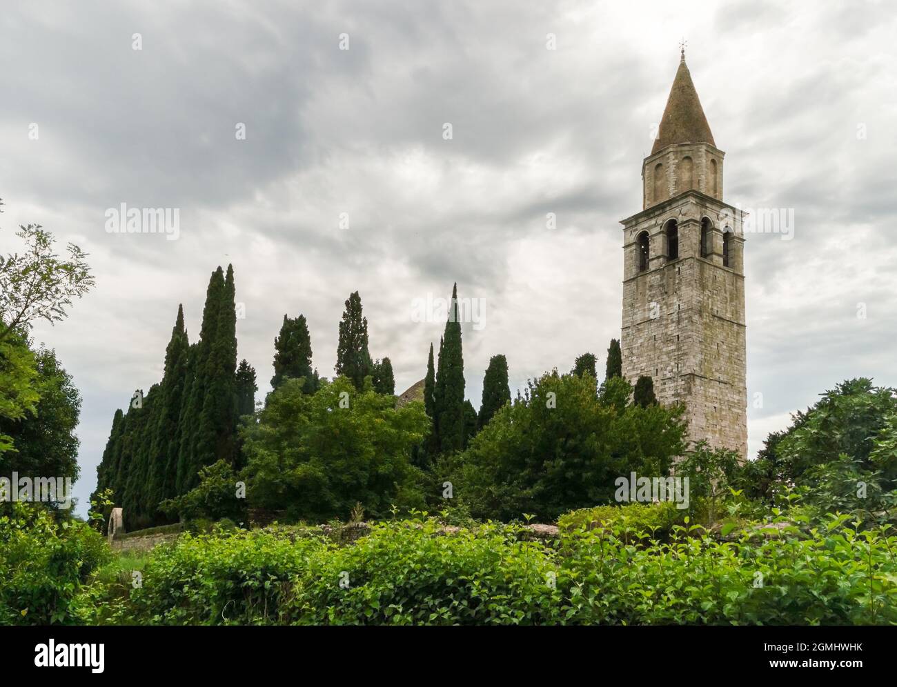 Vue sur l'ancienne basilique de Santa Maria Assunta en Aquileia avec un ciel bleu Banque D'Images