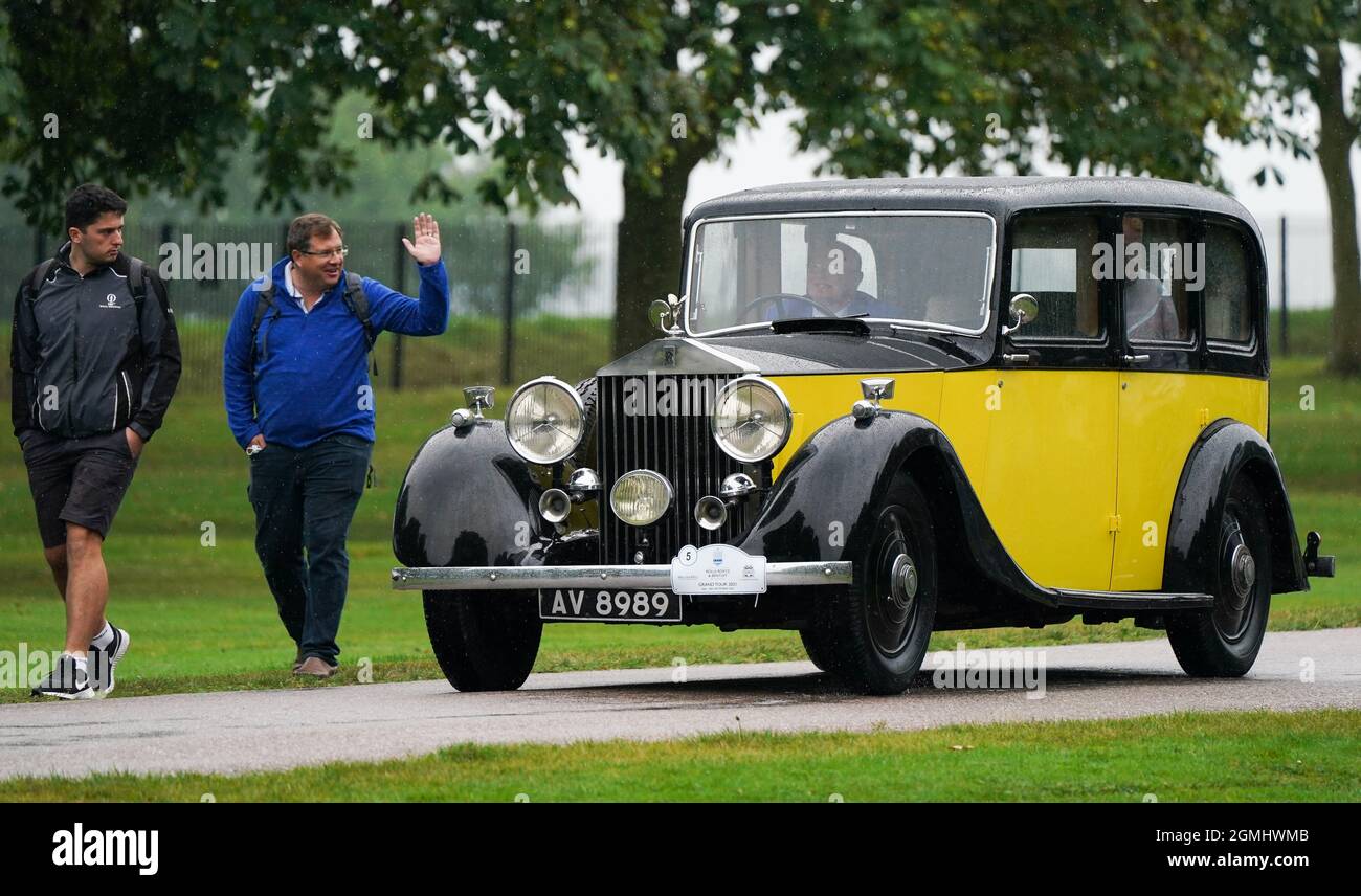 Une limousine Rolls-Royce Park Ward 1937 rejoint d'autres voitures  classiques appartenant aux membres du Club International pour Rolls Royce  et les amateurs de Bentley qui font leur chemin pour la longue promenade
